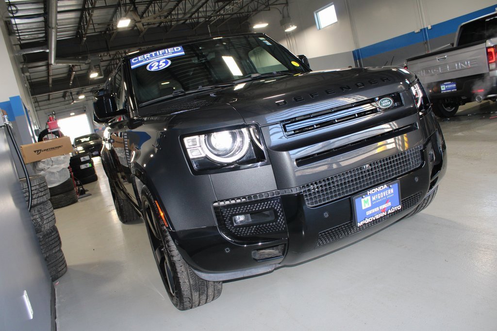 Used 2025 Land Rover Defender 110 X-Dynamic SE image 4