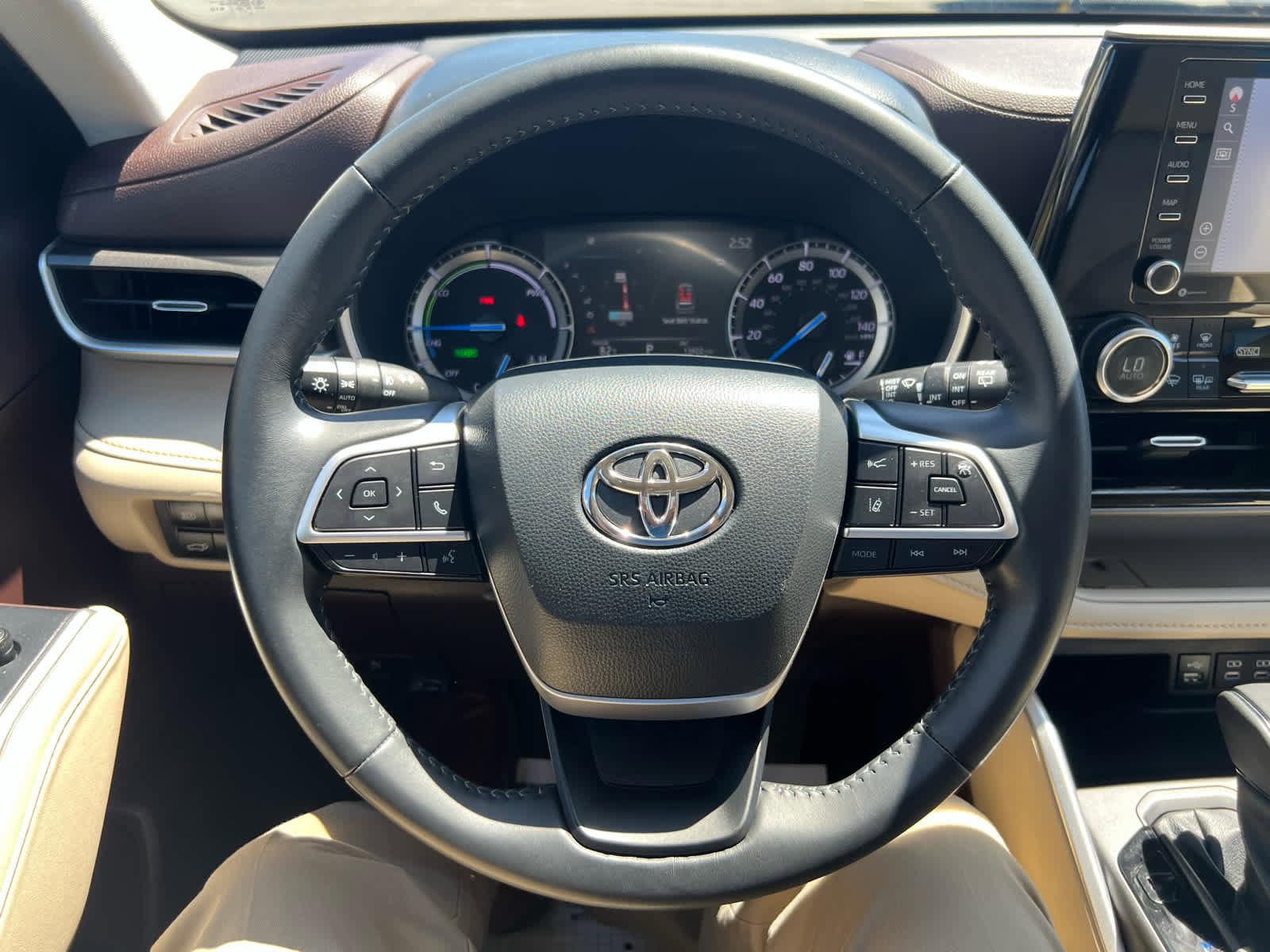 Used 2022 Toyota Highlander XLE AWD/4WD image 16