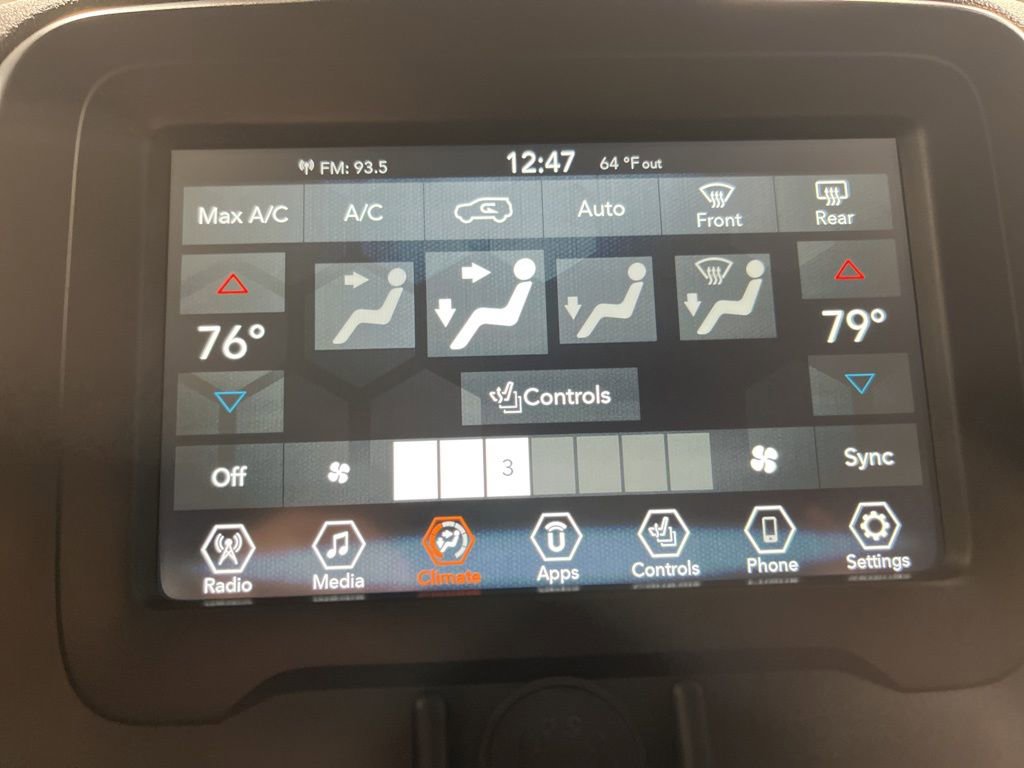 Used 2019 Jeep Renegade Latitude w/ Cold Weather Group image 24