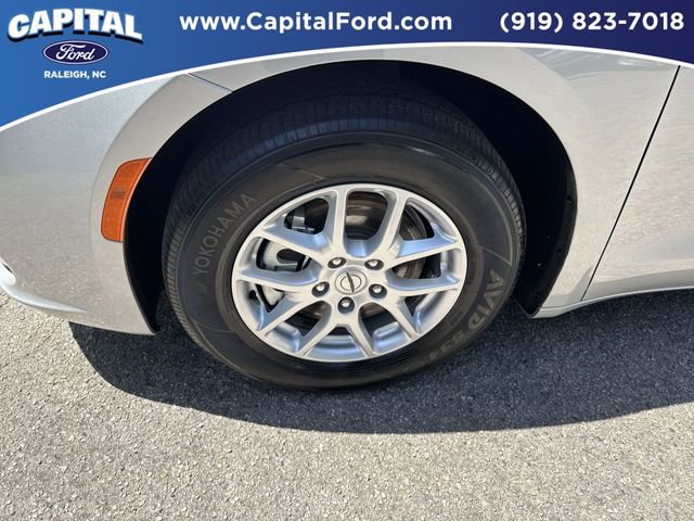 Used 2024 Chrysler Pacifica Touring-L FWD image 13