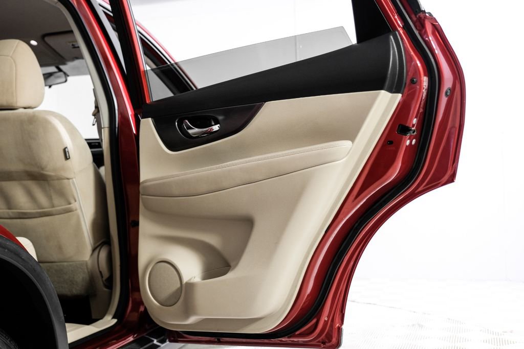 Used 2015 Nissan Rogue SV image 45