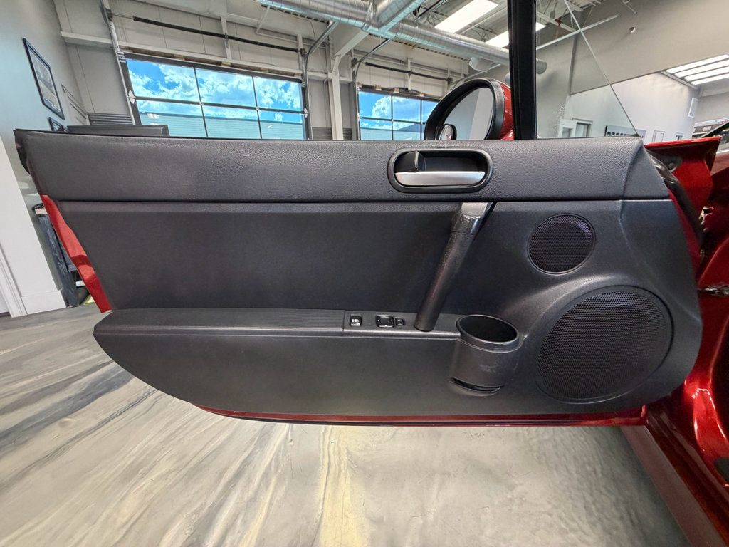 Used 2007 MAZDA MX-5 Miata Touring w/ Appearance Pkg RWD image 39