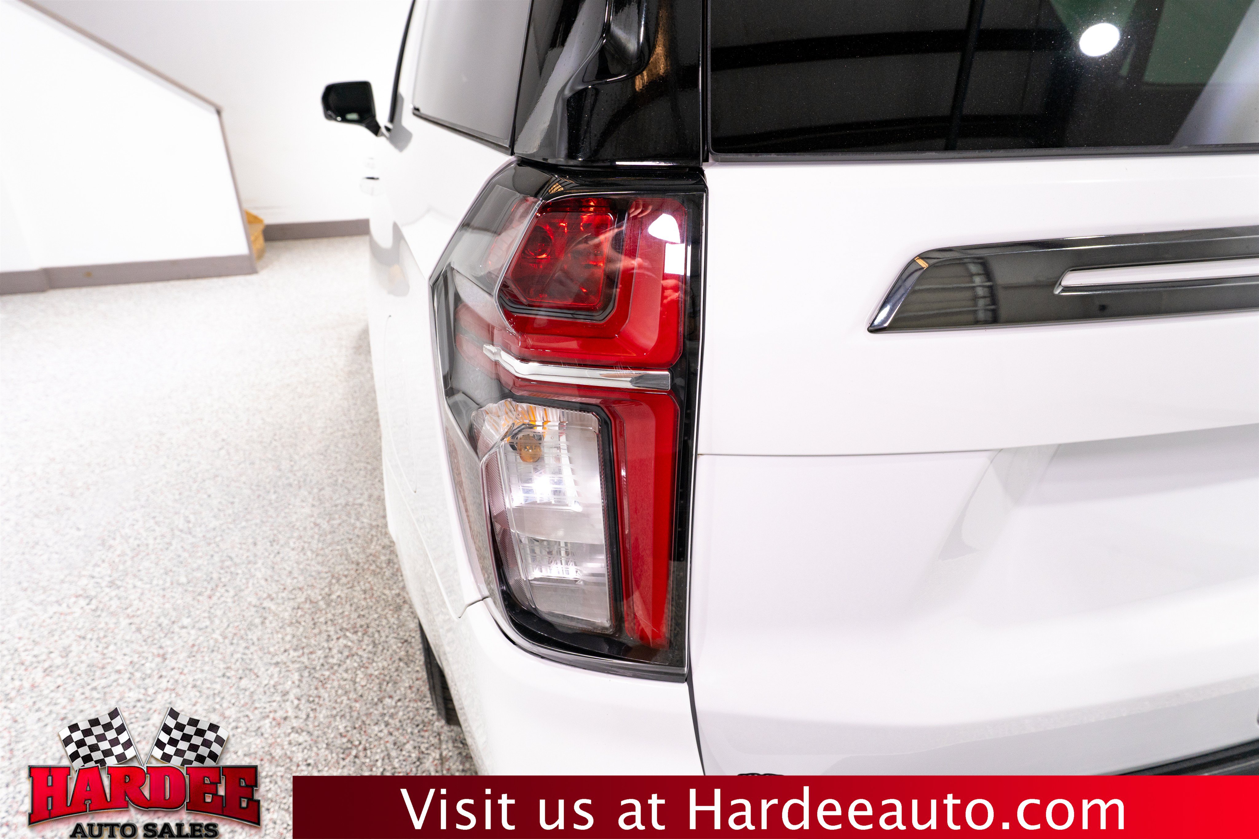 Used 2022 Chevrolet Suburban RST w/ Luxury Package AWD/4WD image 9