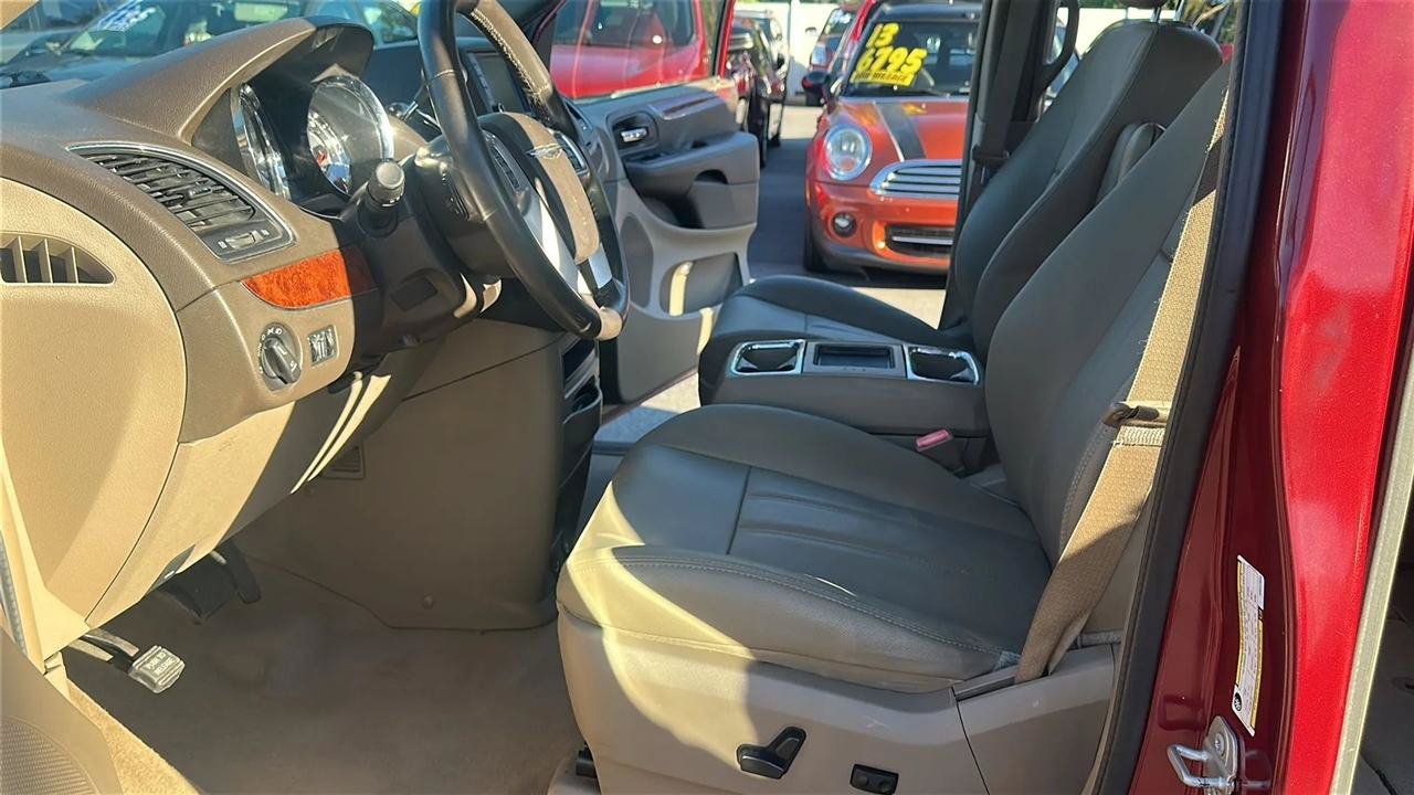Used 2016 Chrysler Town & Country Touring FWD image 31