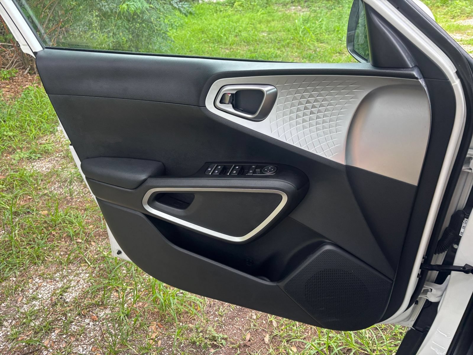 Used 2025 Kia Soul LX w/ LX Technology Package FWD image 18