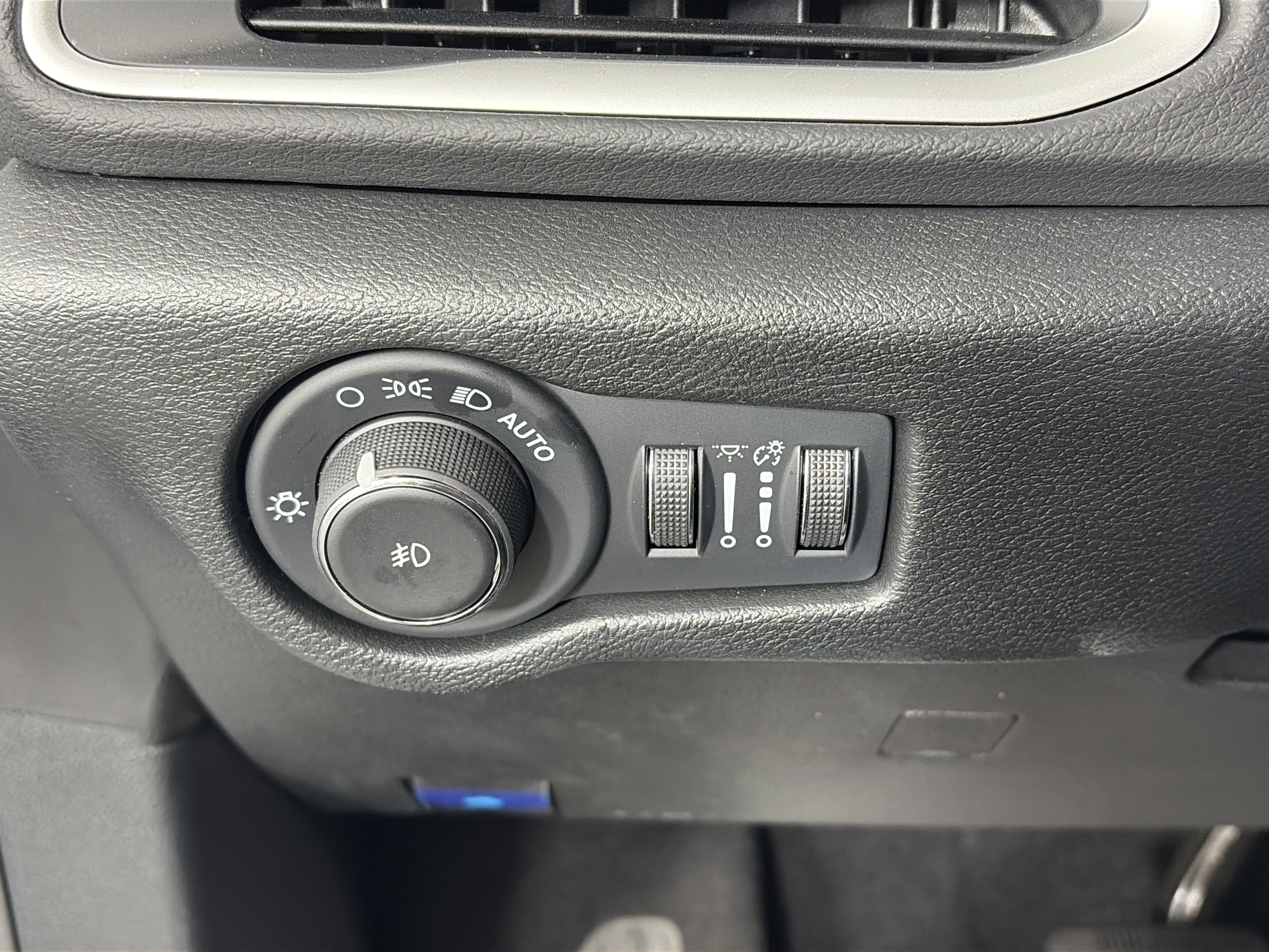 Used 2026 Chrysler Pacifica Select image 25