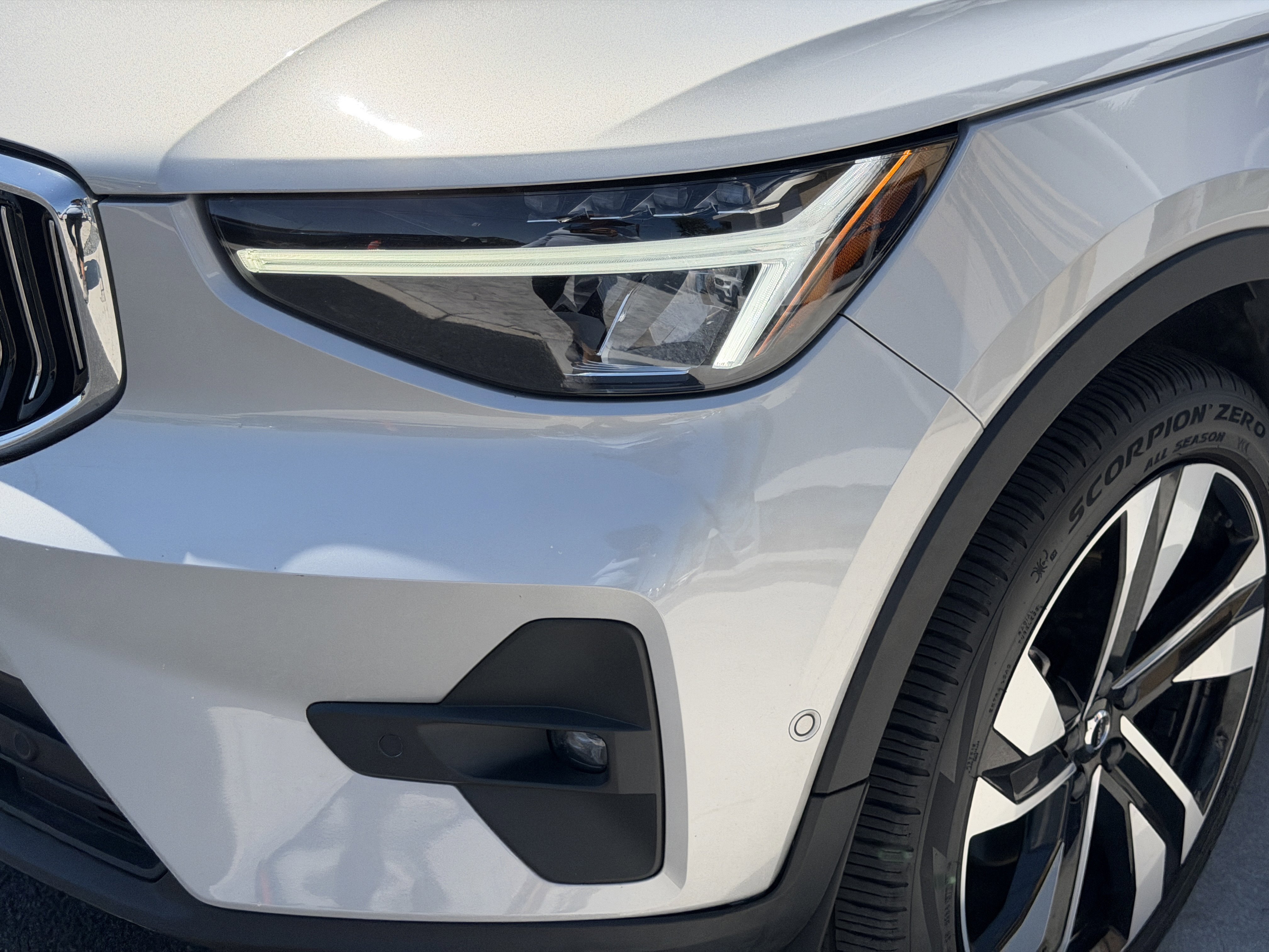Certified 2023 Volvo XC40 B5 Plus w/ Driver Assist Package AWD/4WD image 8