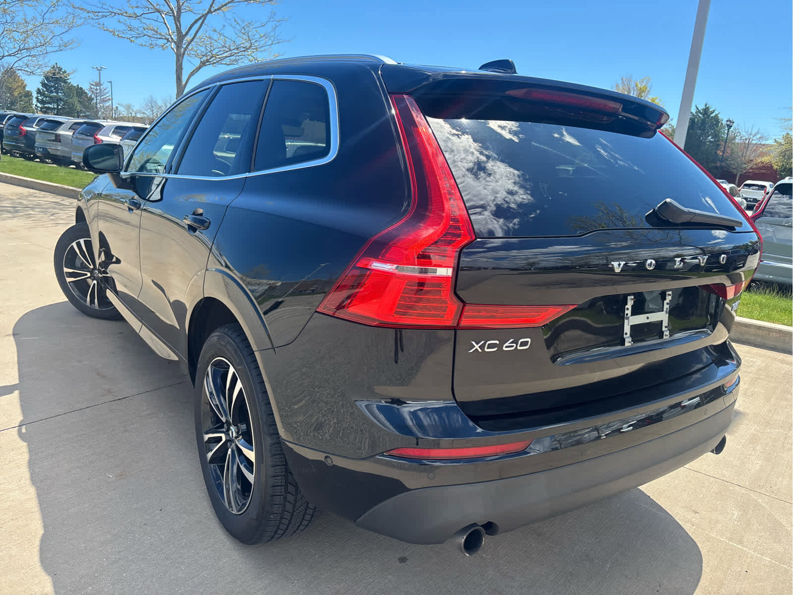 Used 2019 Volvo XC60 T6 Momentum w/ Multimedia Package AWD/4WD image 4