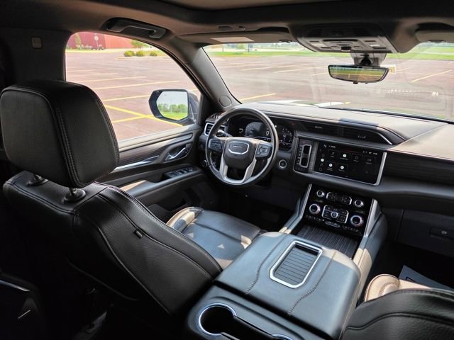 Used 2022 GMC Yukon XL Denali w/ Denali Premium Package image 23