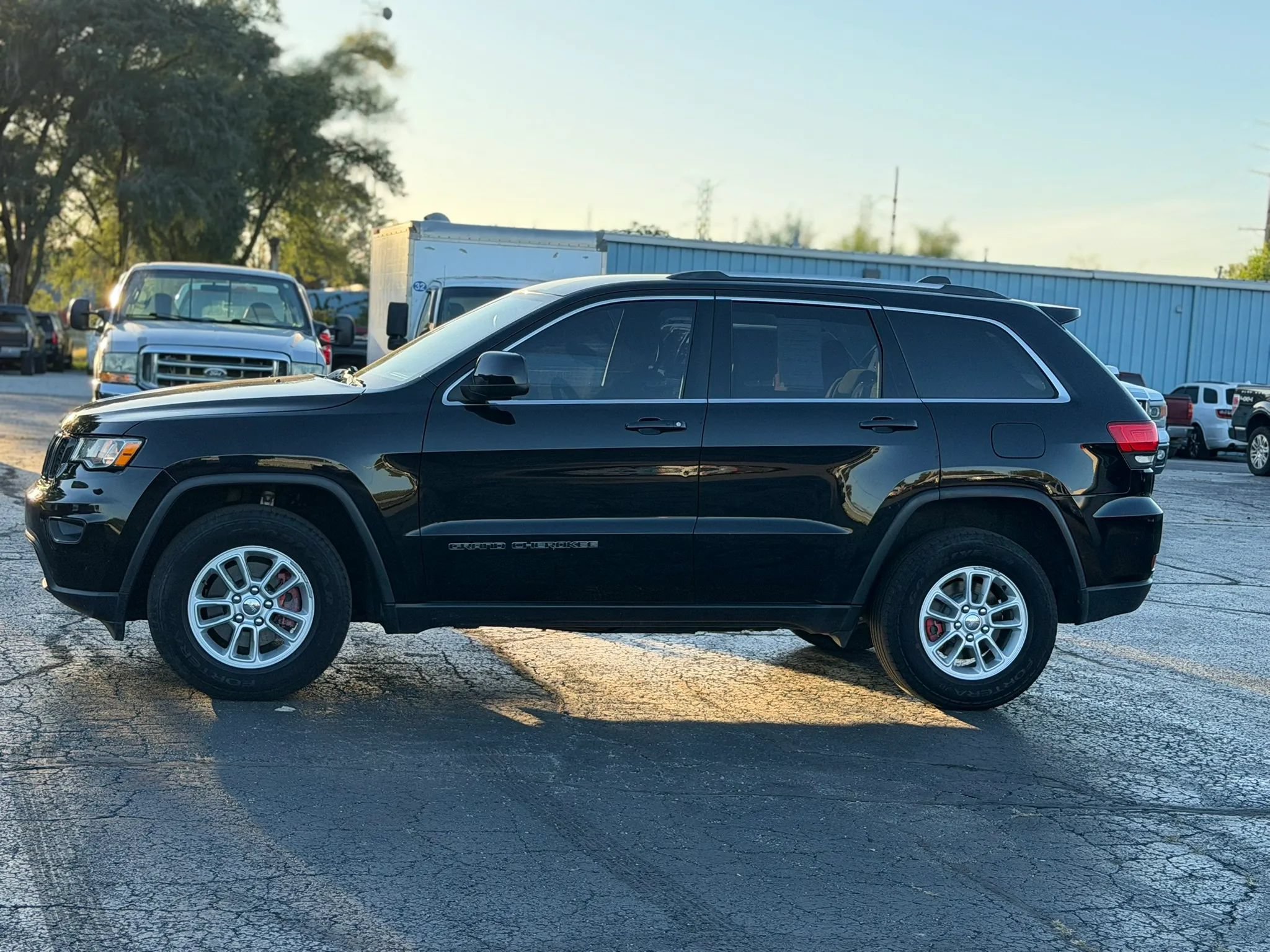 Used 2018 Jeep Grand Cherokee Laredo AWD/4WD image 8