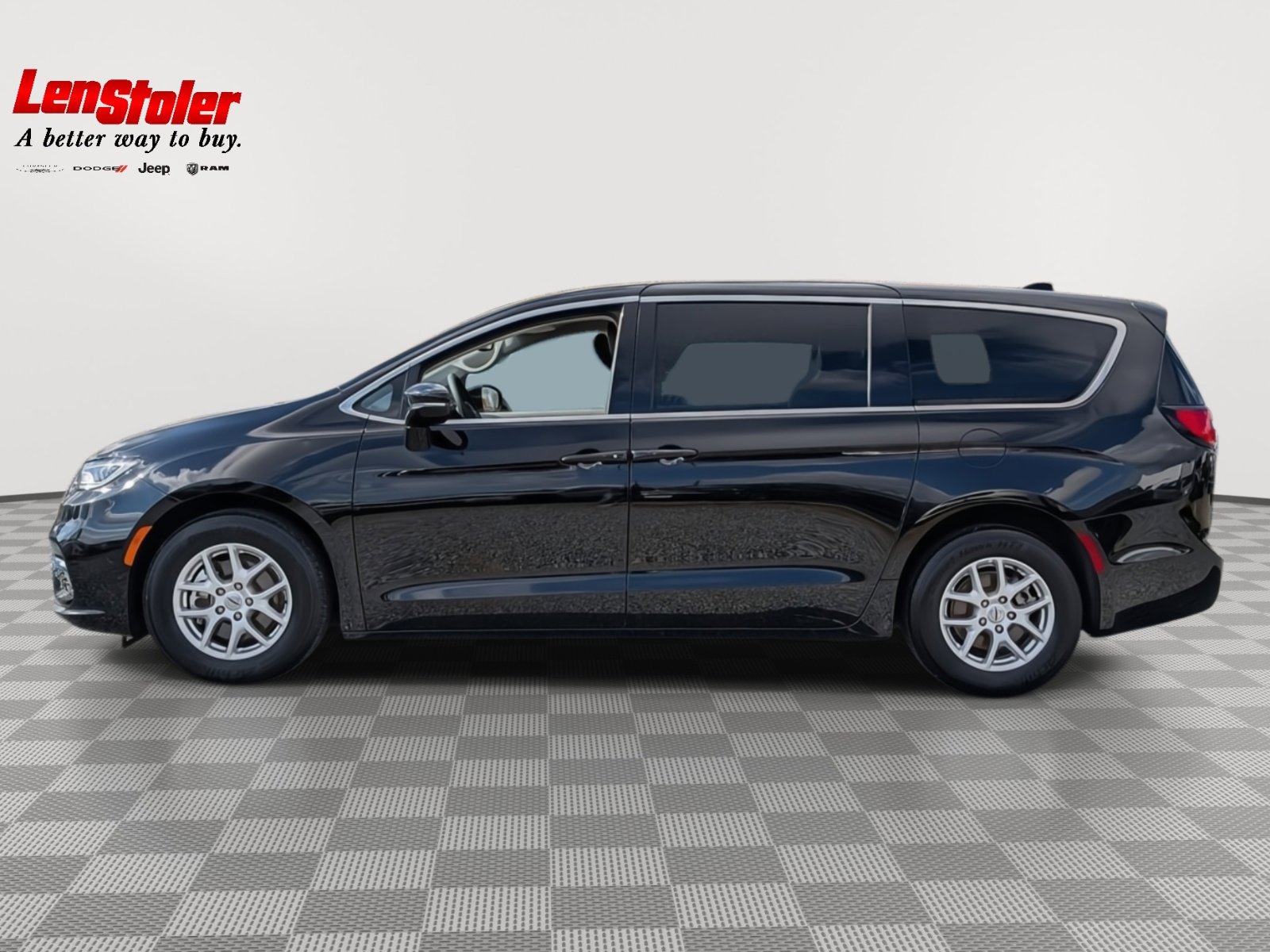 Used 2024 Chrysler Pacifica Touring-L image 2