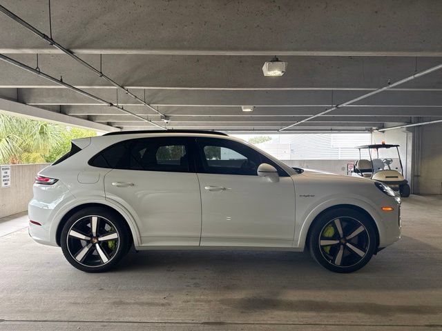 Used 2025 Porsche Cayenne S AWD/4WD image 2