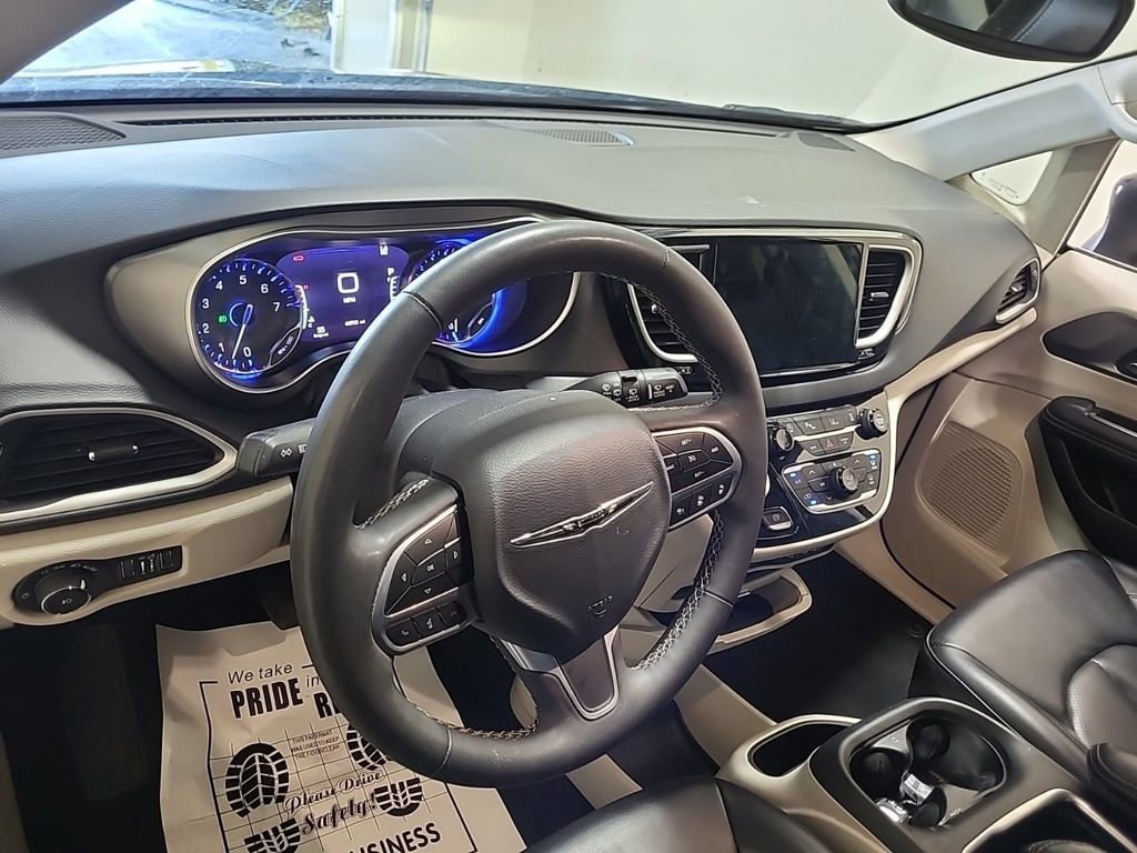 Used 2023 Chrysler Pacifica Touring-L FWD image 8