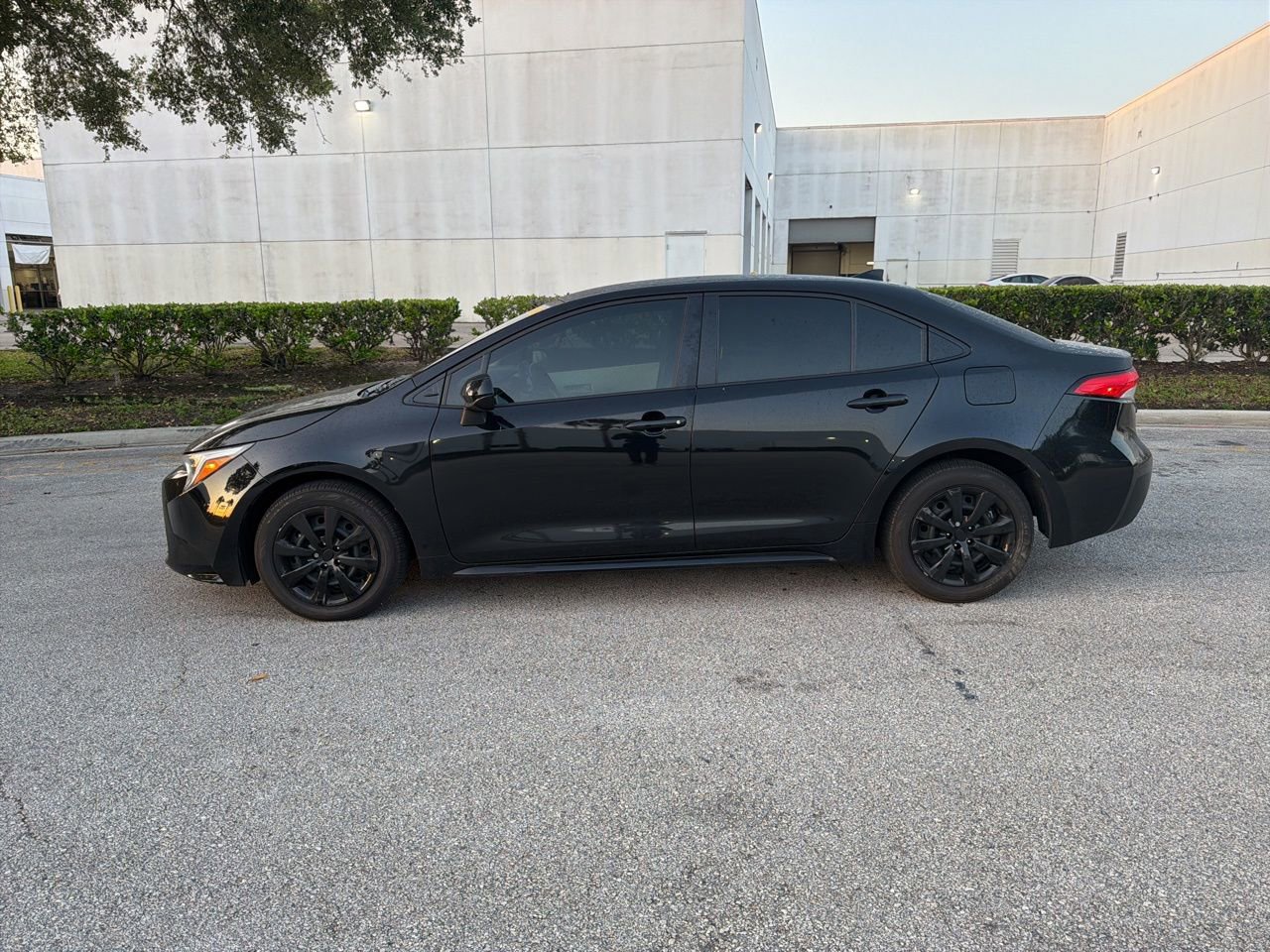 Used 2024 Toyota Corolla LE FWD image 2