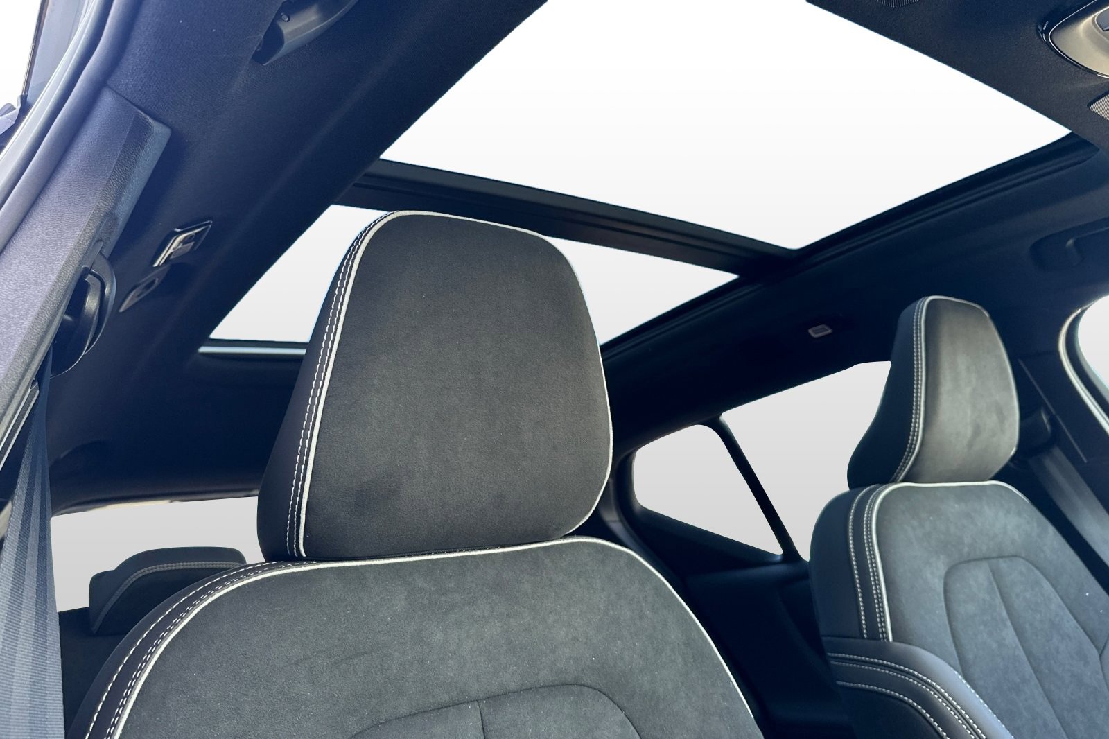 New 2026 Volvo XC40 B5 Ultra w/ Protection Package Premier image 19