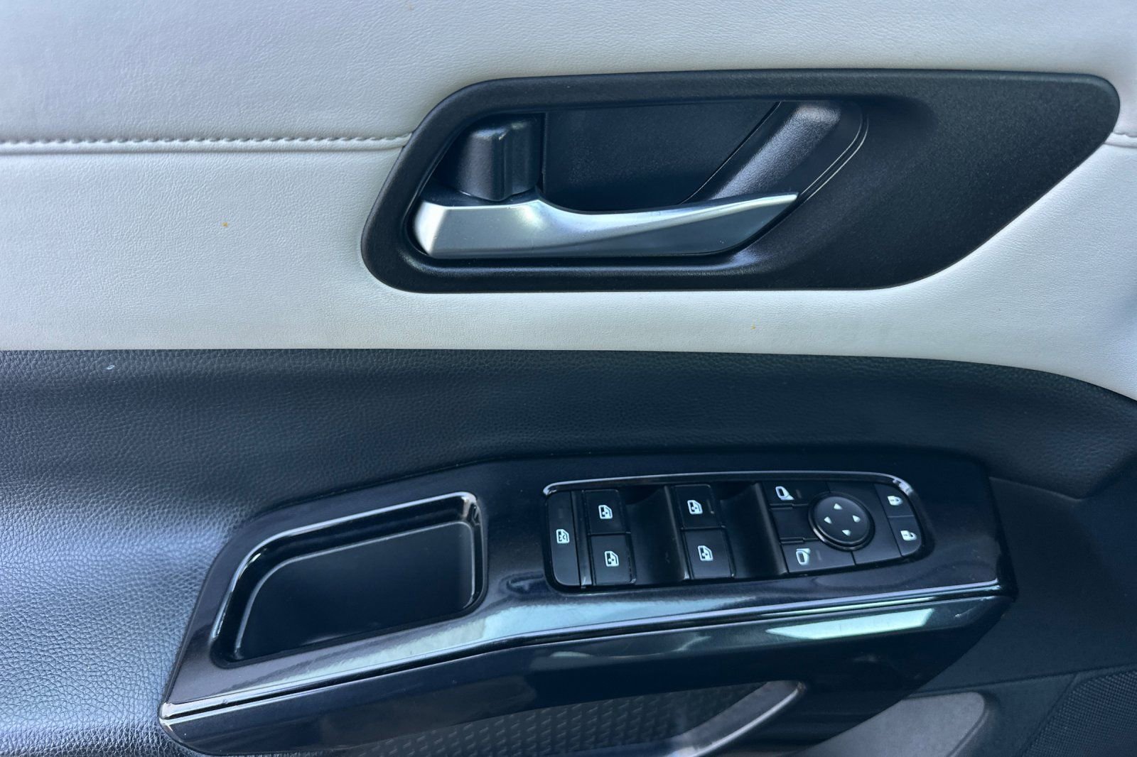 Used 2022 Nissan Pathfinder SV w/ SV Black Package image 11