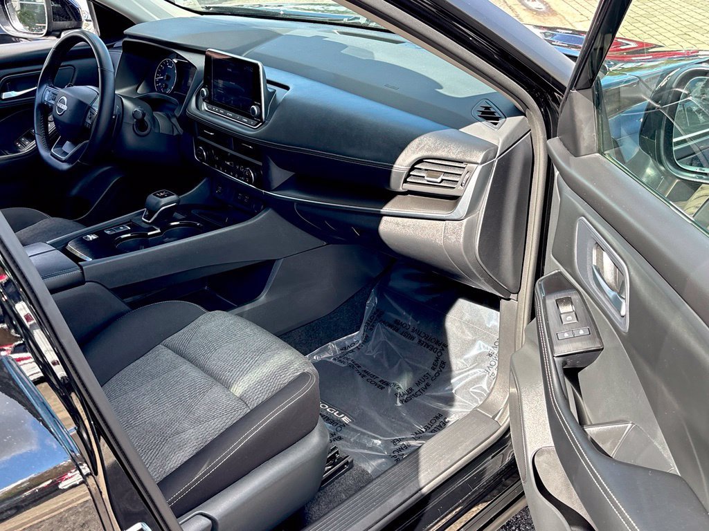 Certified 2026 Nissan Rogue SV FWD image 30