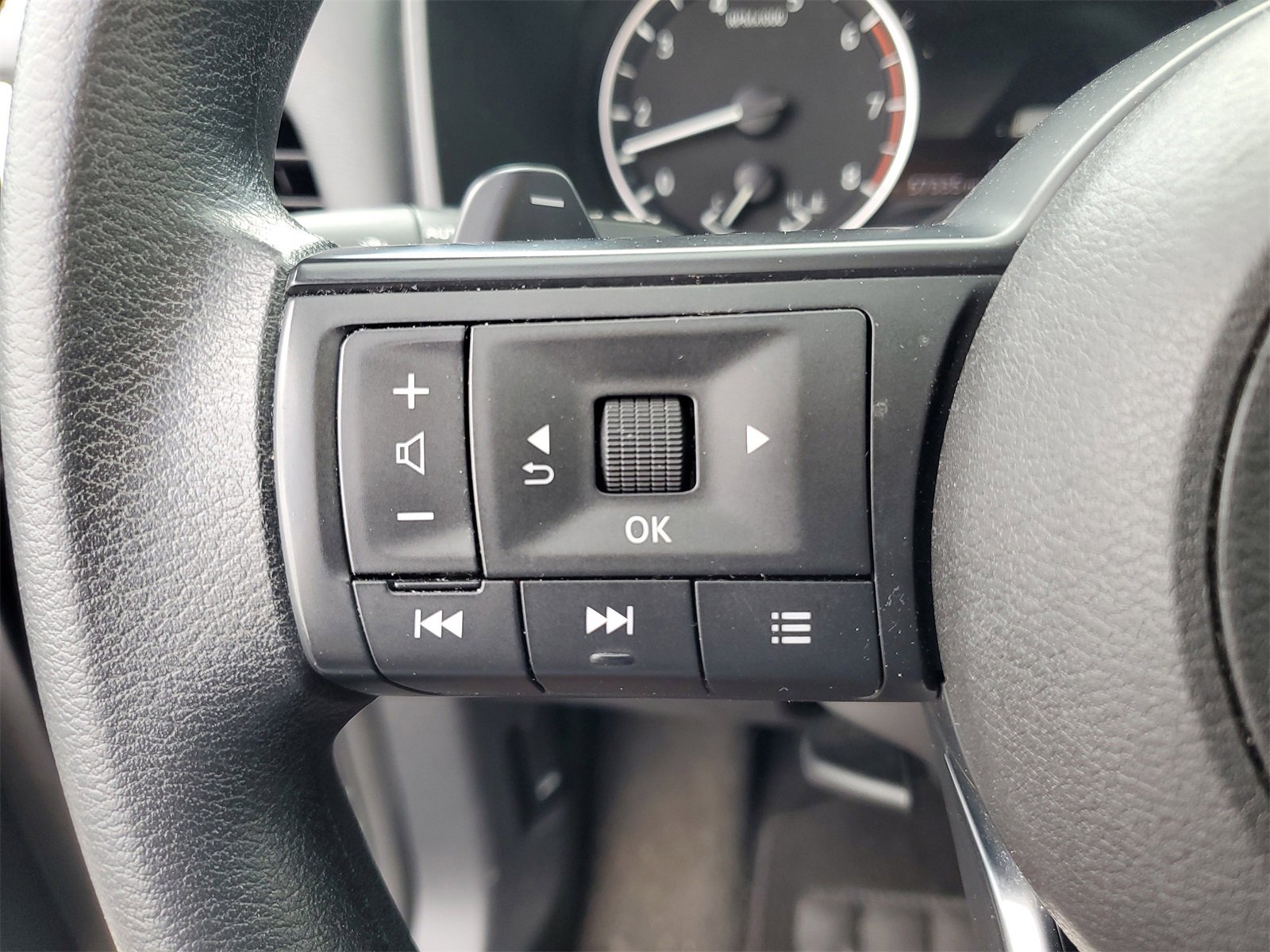 Used 2024 Nissan Rogue SV image 11