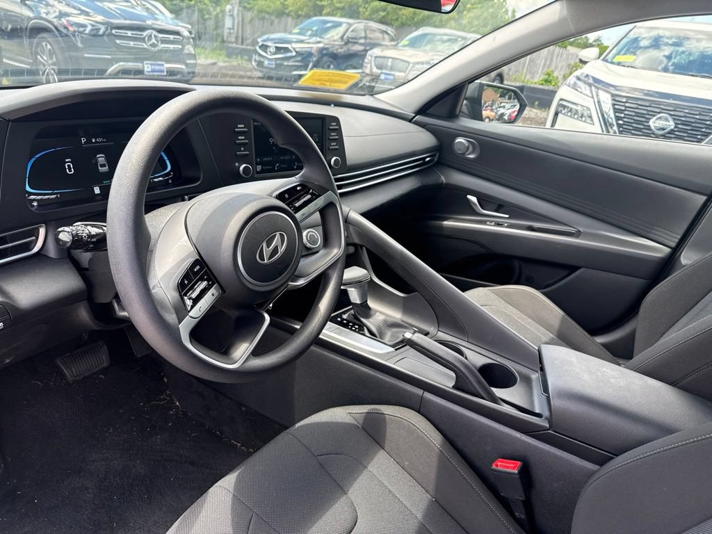 Used 2025 Hyundai Elantra SE FWD image 12
