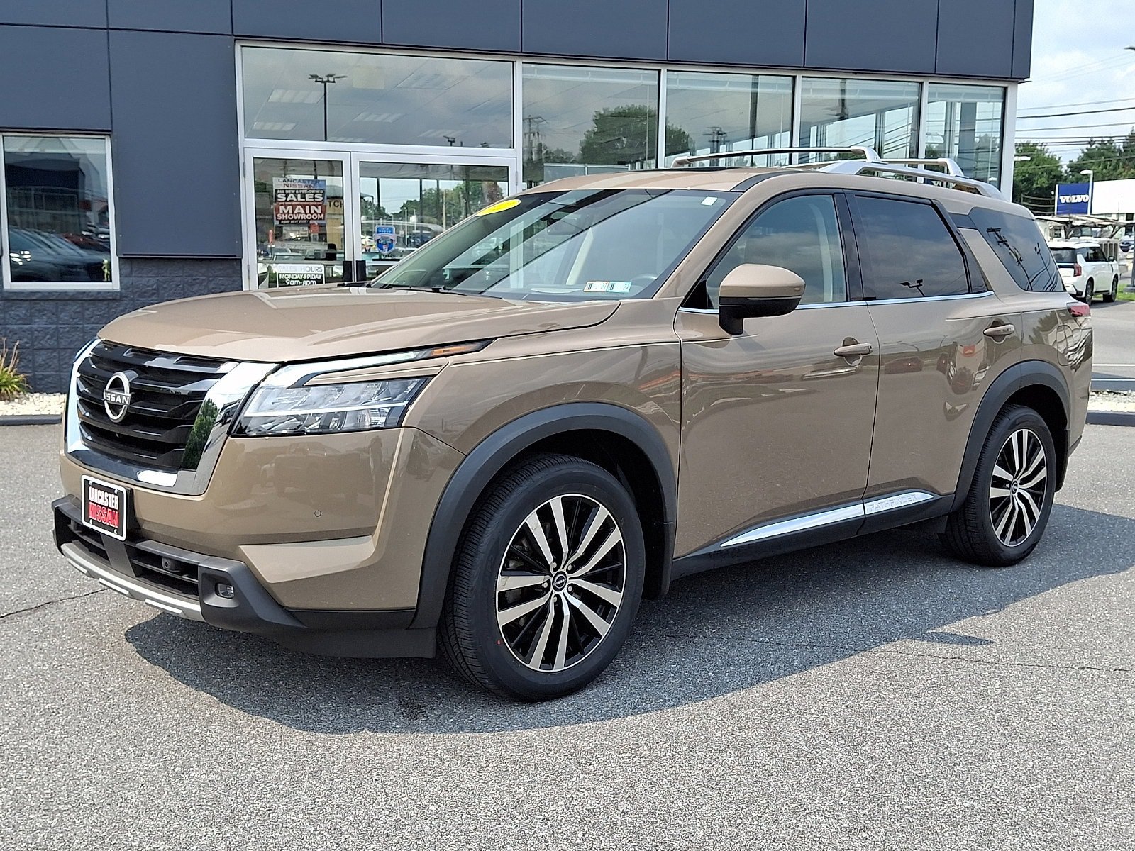 Certified 2023 Nissan Pathfinder Platinum w/ Cargo Package AWD/4WD image 3