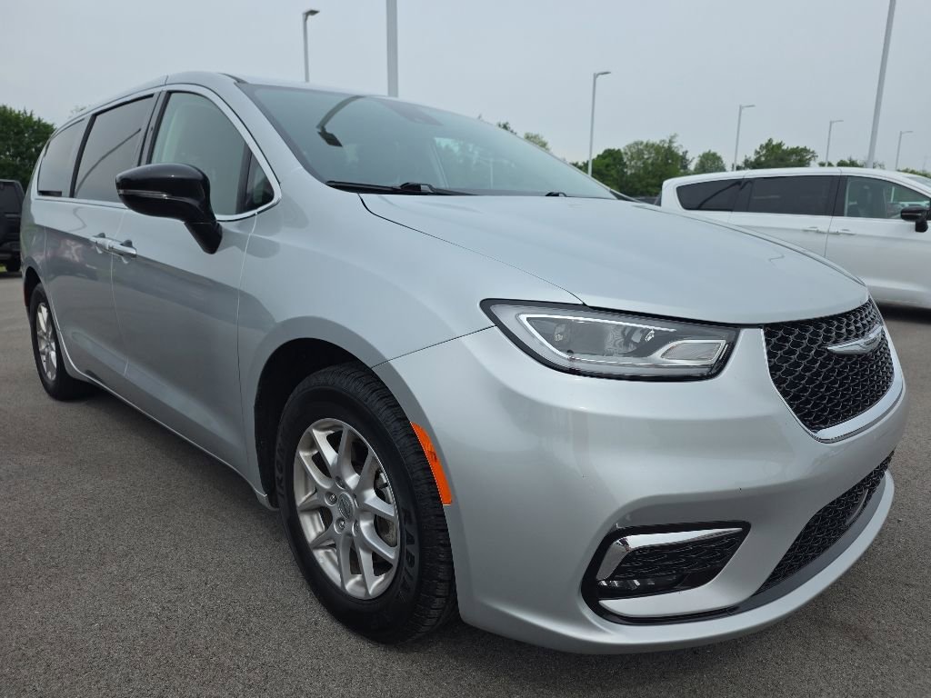 Used 2024 Chrysler Pacifica Touring-L FWD image 3