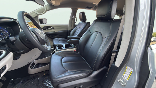Used 2024 Chrysler Pacifica Touring-L FWD image 14