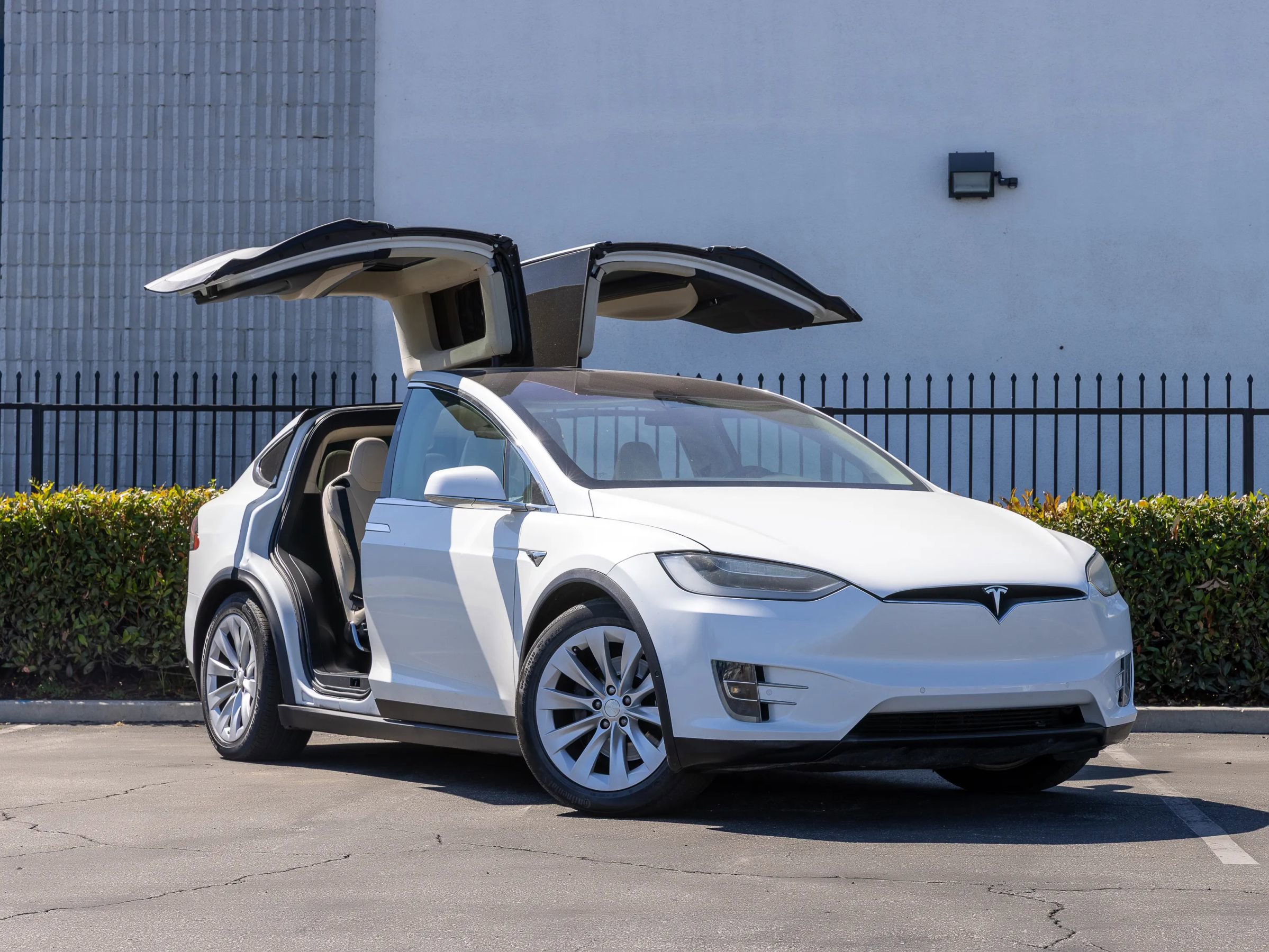 Used 2018 Tesla Model X 75D image 2