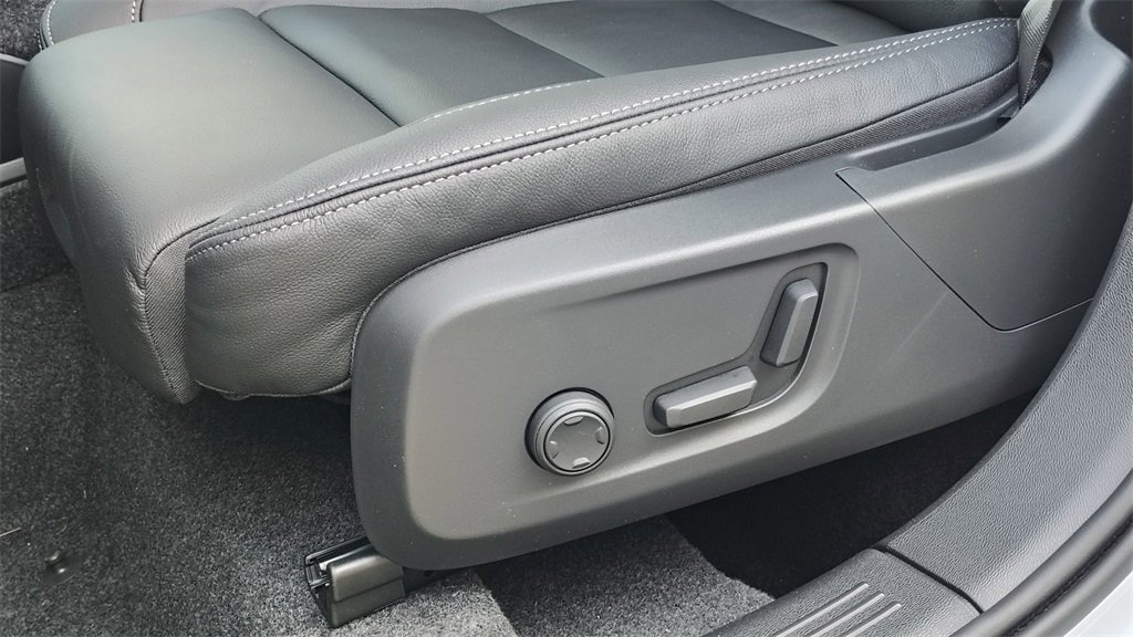 New 2026 Volvo XC40 B5 Plus w/ Climate Package image 10