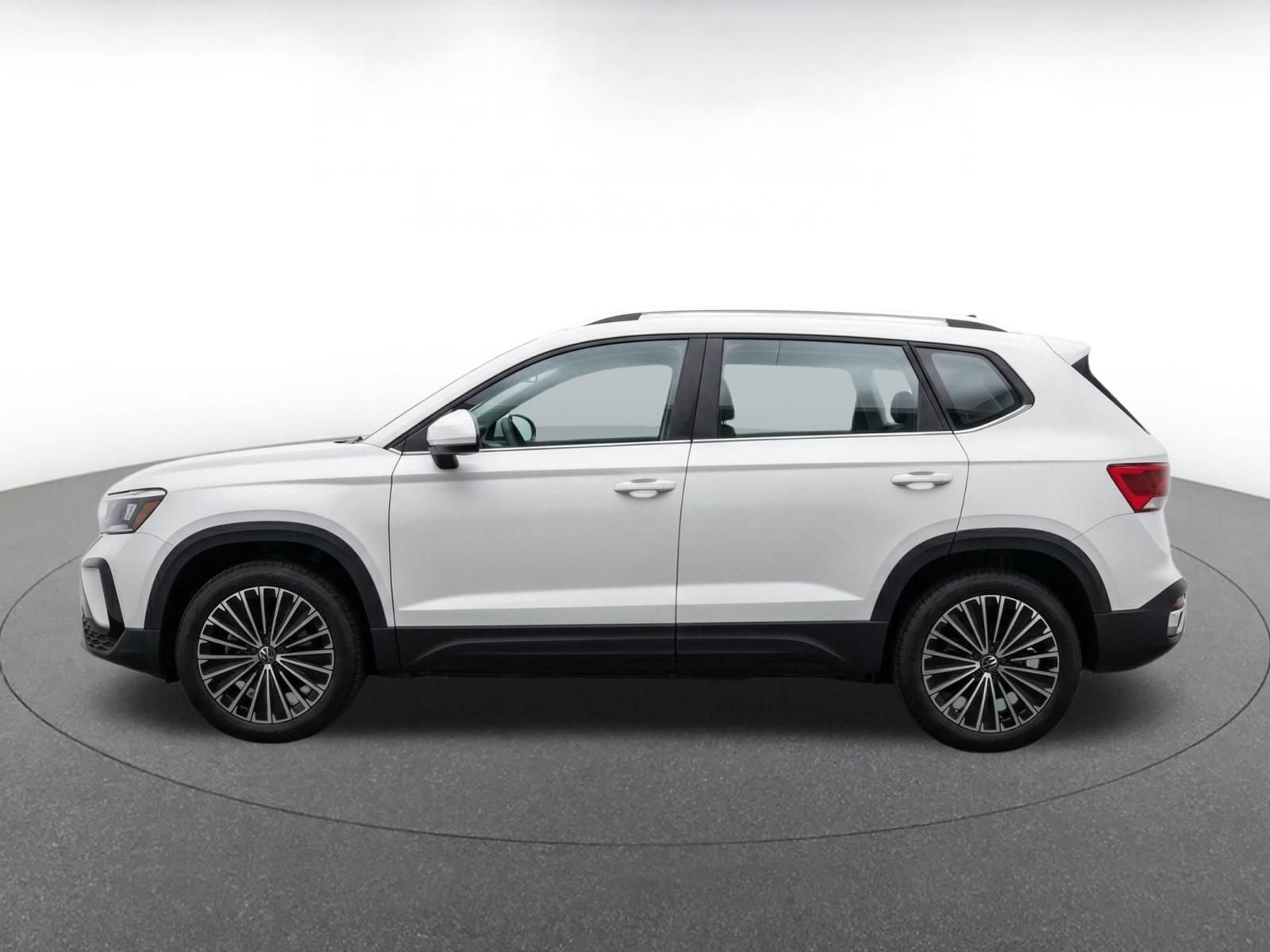 Used 2026 Volkswagen Taos SE FWD image 4
