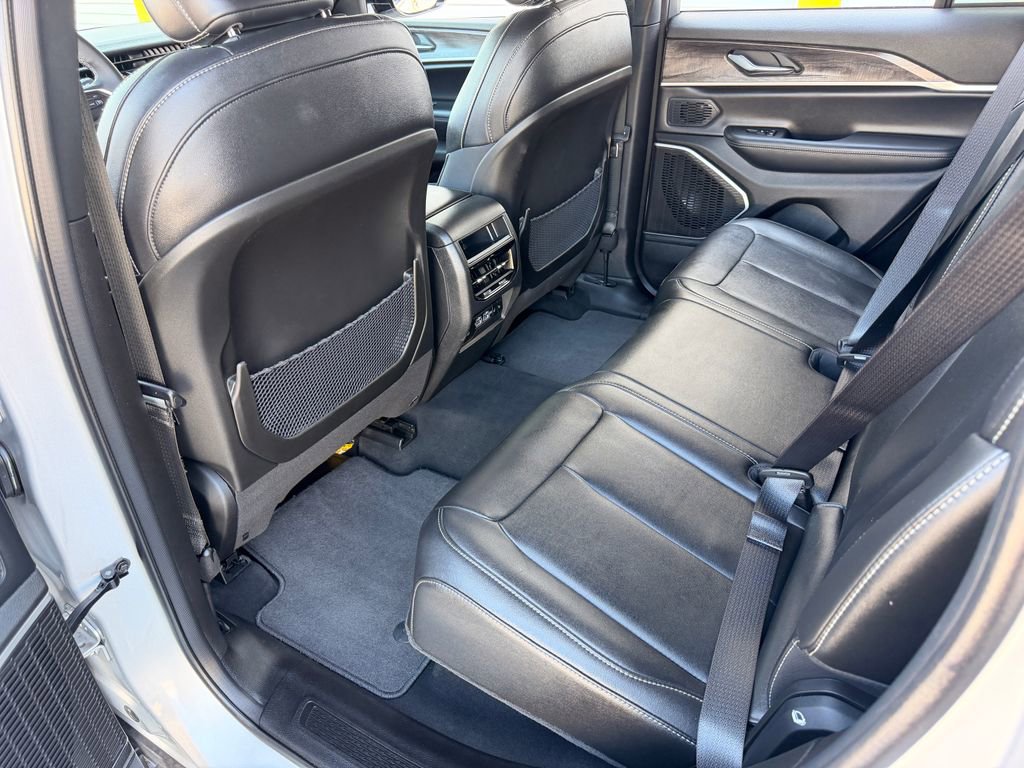 Used 2024 Jeep Grand Cherokee Limited w/ Black Appearance Package RWD image 32