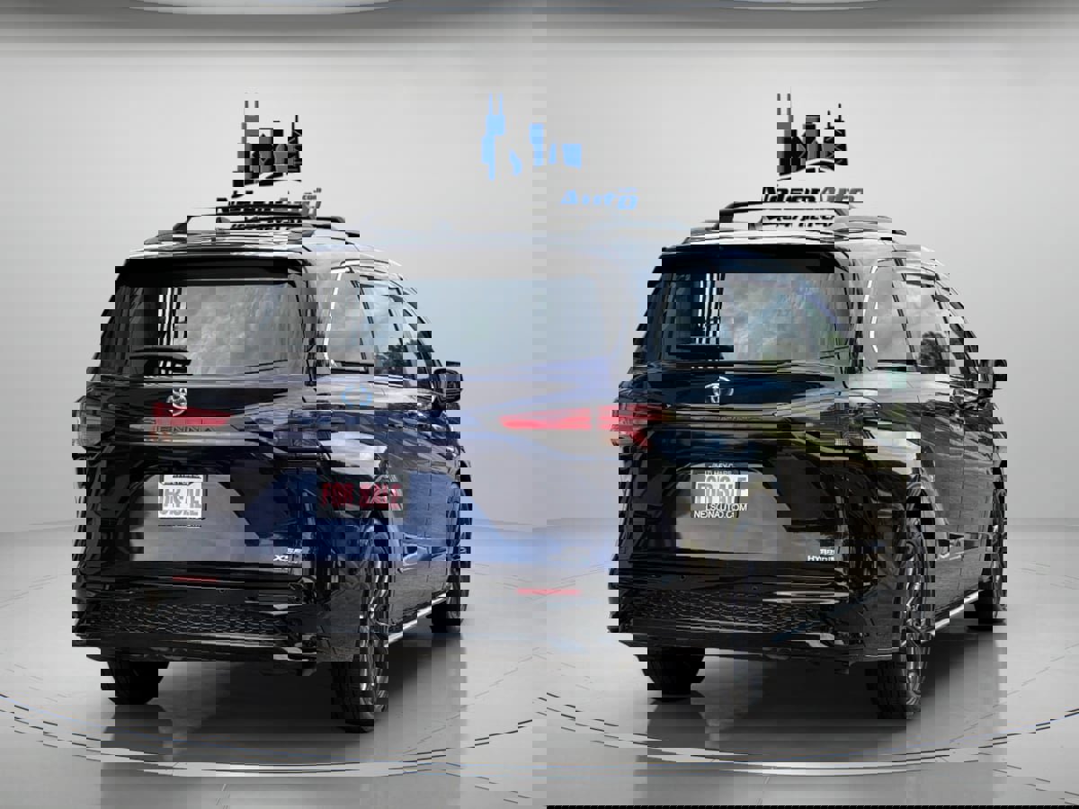 Used 2021 Toyota Sienna XSE image 4