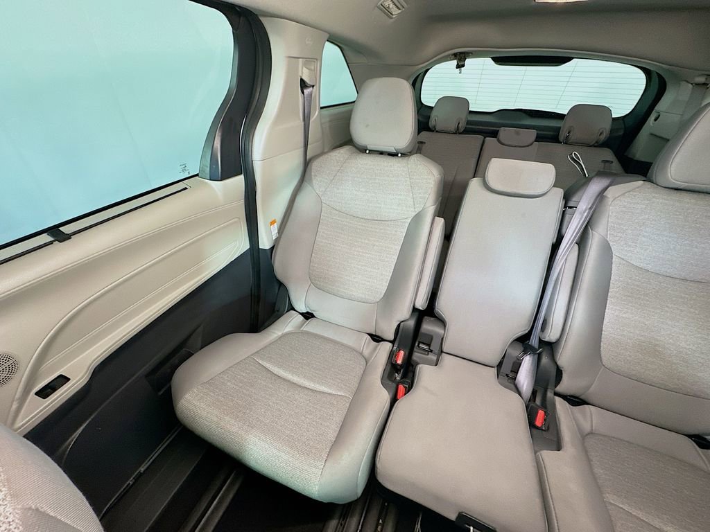 Used 2024 Toyota Sienna LE image 12
