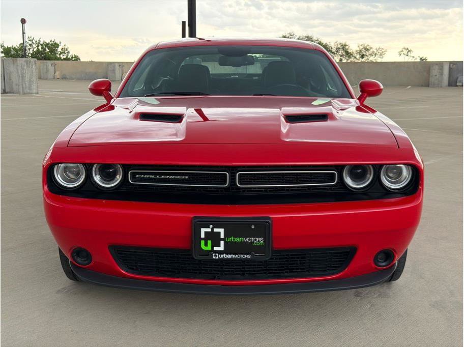 Used 2016 Dodge Challenger SXT RWD image 2