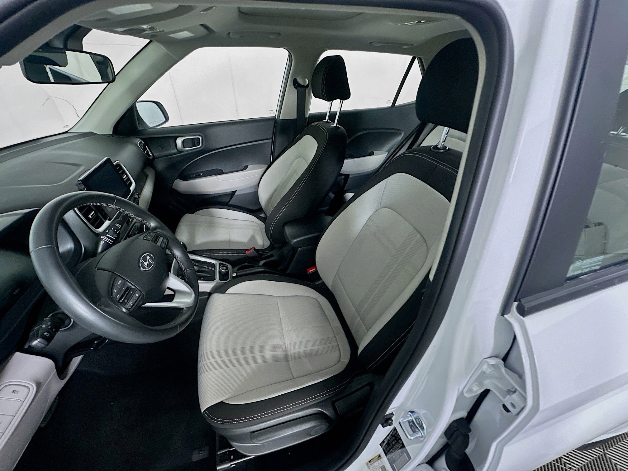 Used 2025 Hyundai Venue SEL FWD image 13