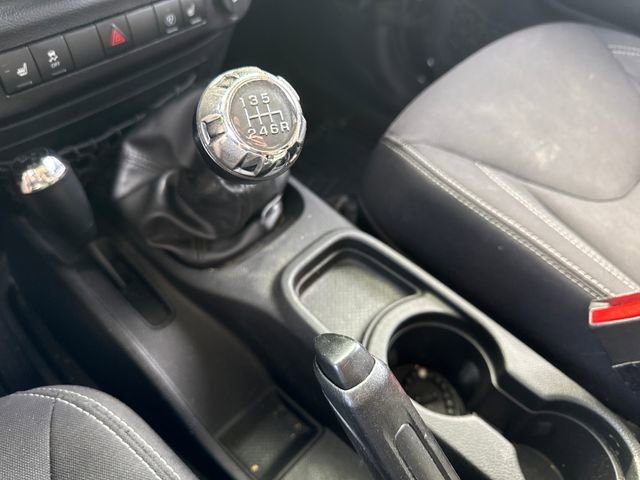 Used 2016 Jeep Wrangler Unlimited Rubicon w/ Connectivity Group image 30