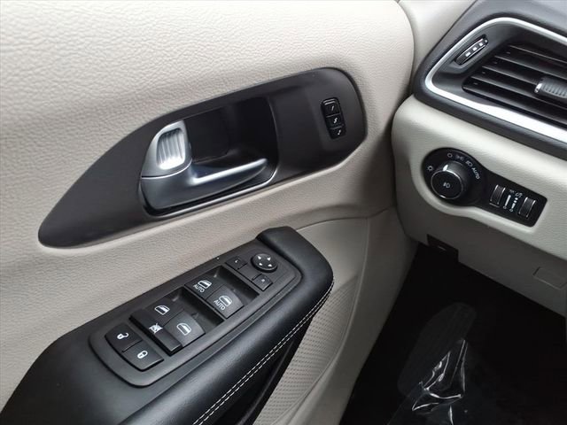 Used 2023 Chrysler Pacifica Touring-L FWD image 21