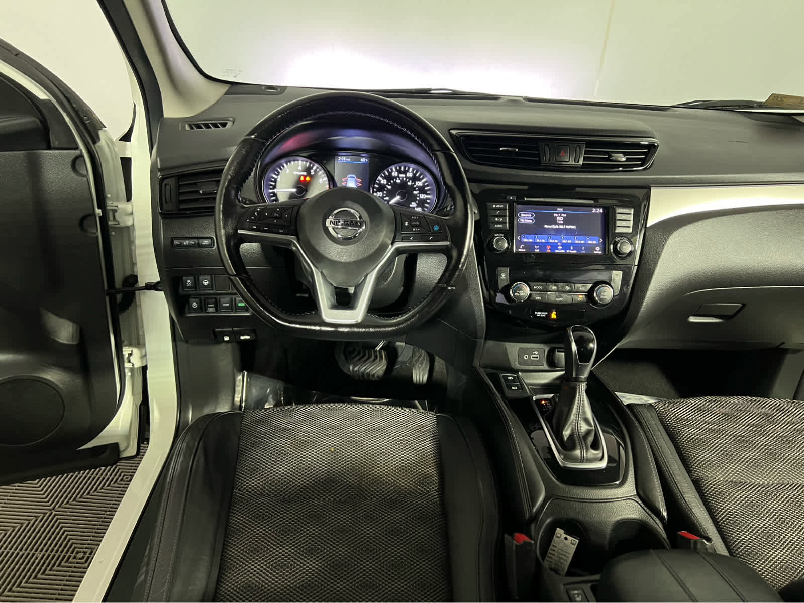 Certified 2020 Nissan Rogue Sport SV w/ Technology Package AWD/4WD image 12