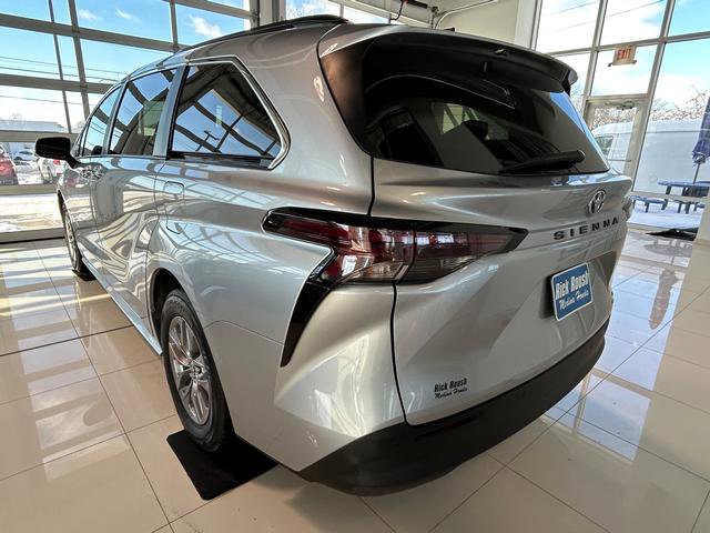 Used 2024 Toyota Sienna XLE FWD image 10