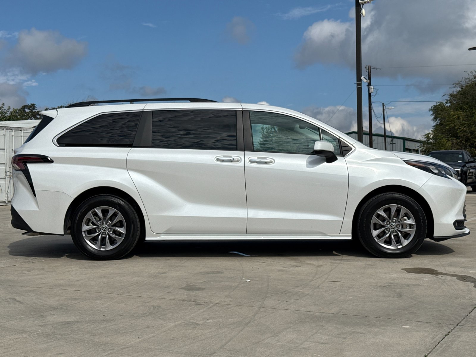 Certified 2025 Toyota Sienna XLE FWD image 6