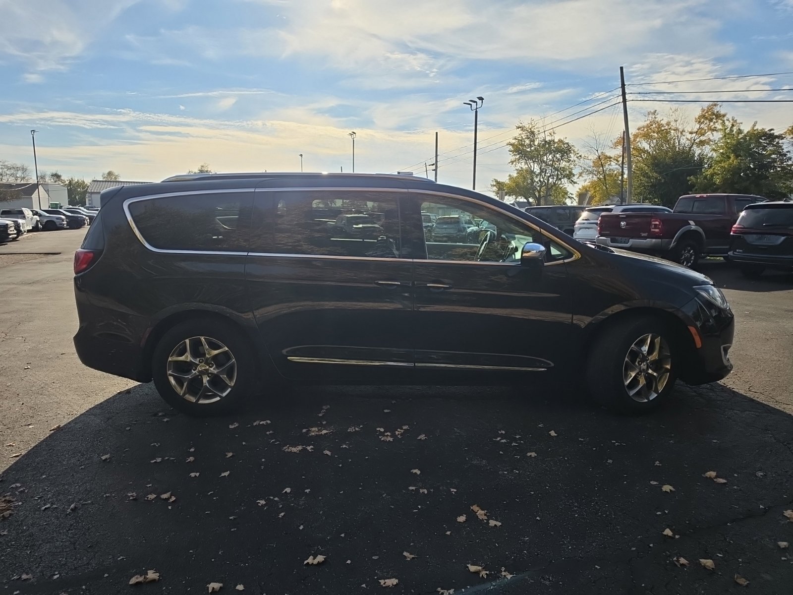 Used 2019 Chrysler Pacifica Limited w/ Advanced Safetytec Group FWD image 5