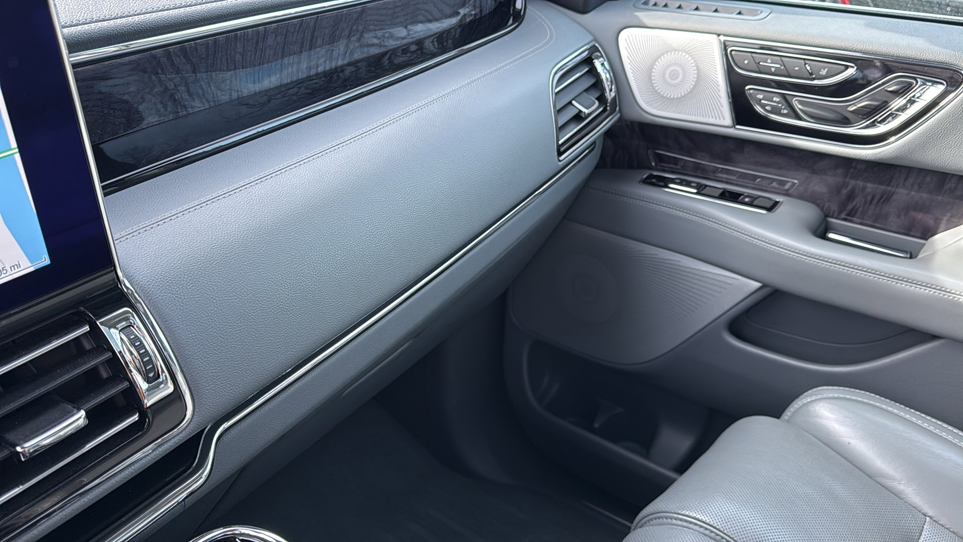 Used 2020 Lincoln Navigator L Reserve w/ Luxury Package image 23