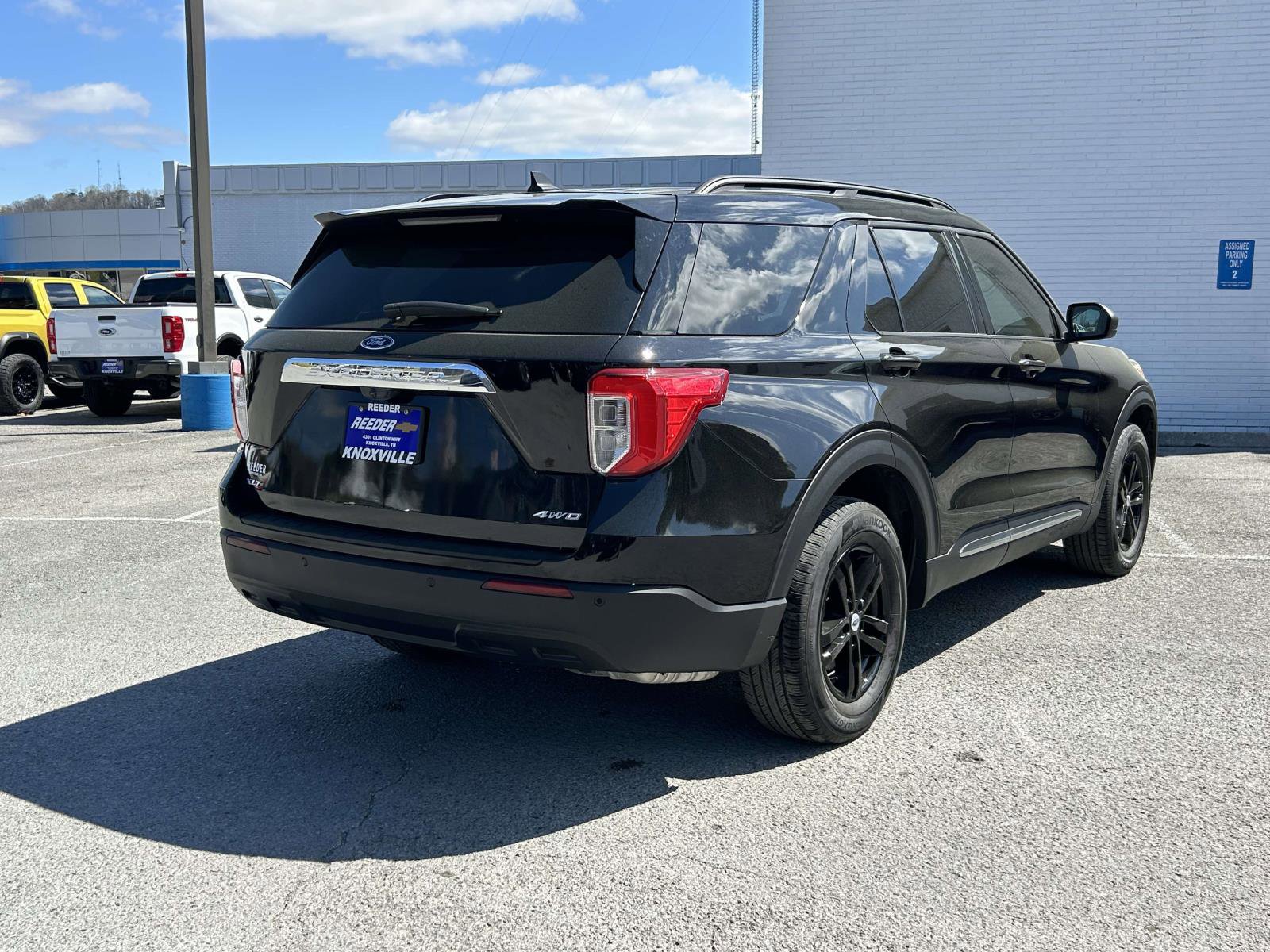 Used 2023 Ford Explorer XLT AWD/4WD image 3