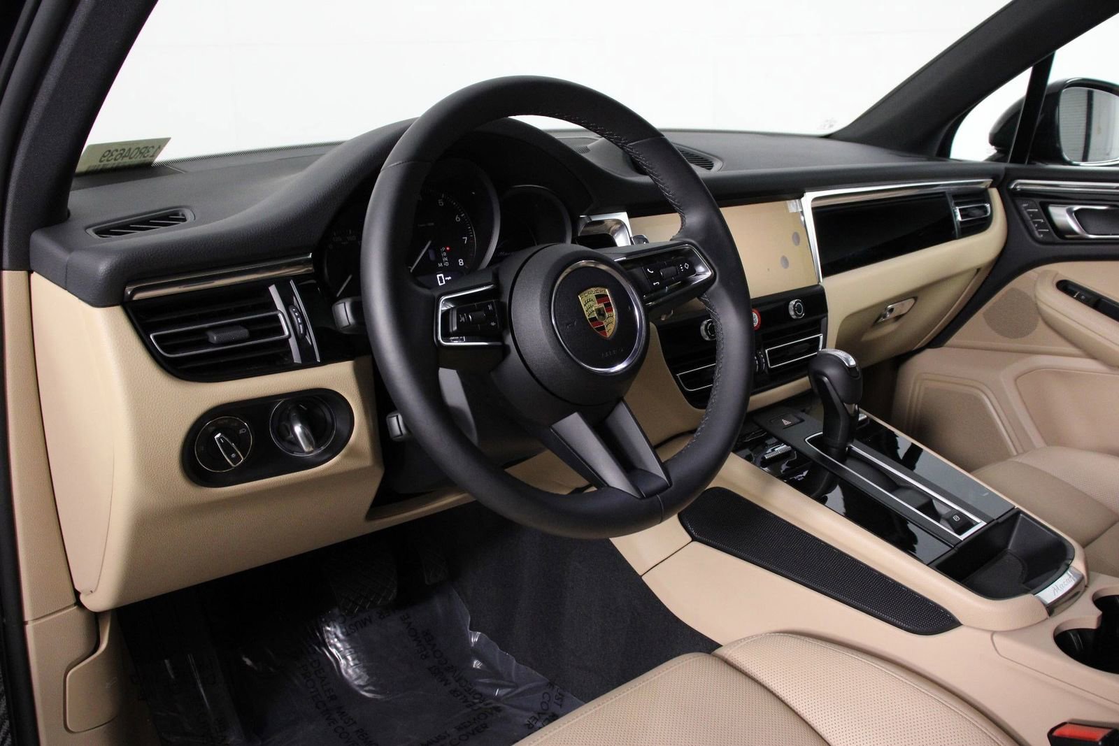 Certified 2025 Porsche Macan image 4