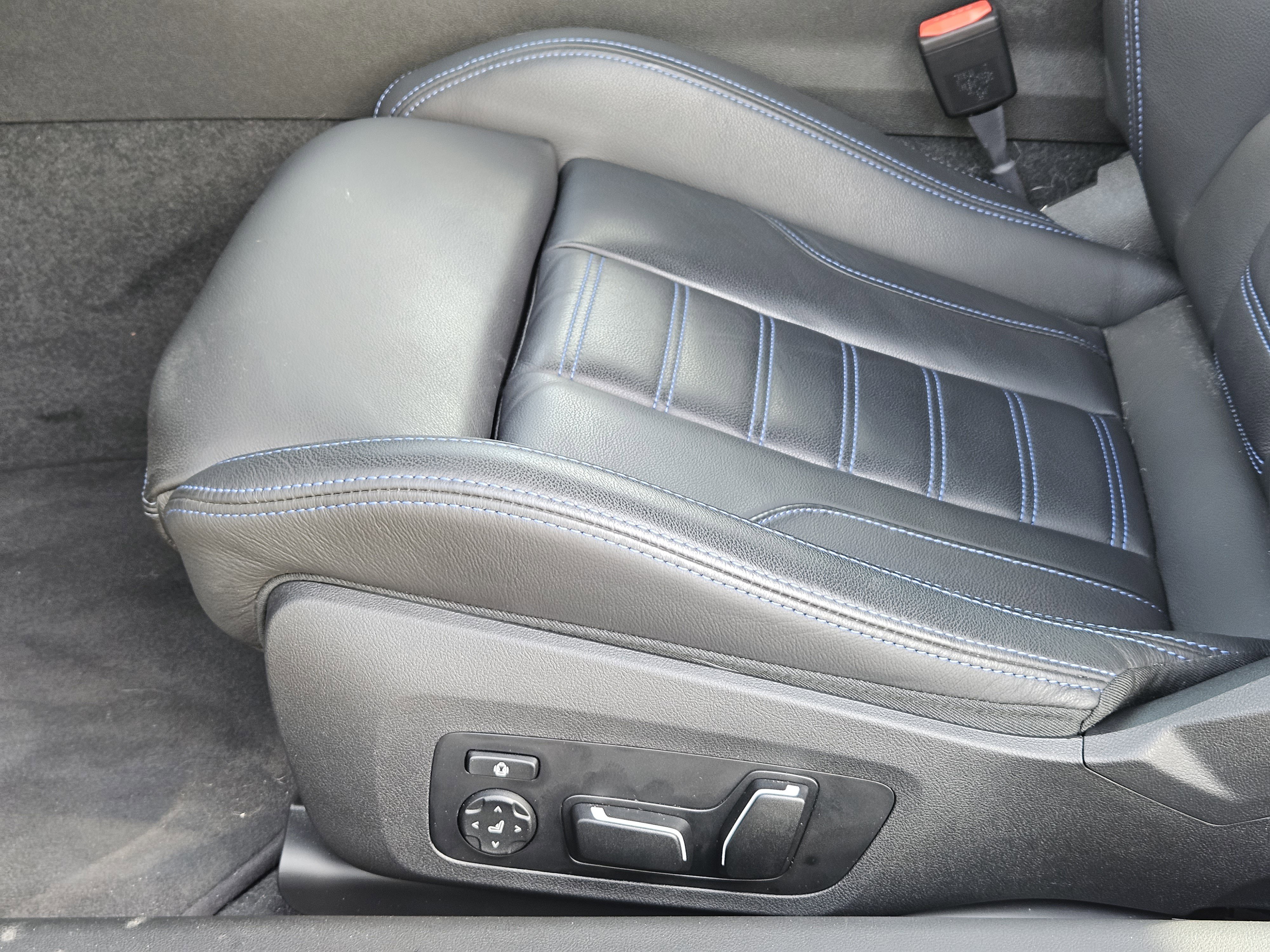 Used 2025 BMW M2 w/ Lighting Package image 27