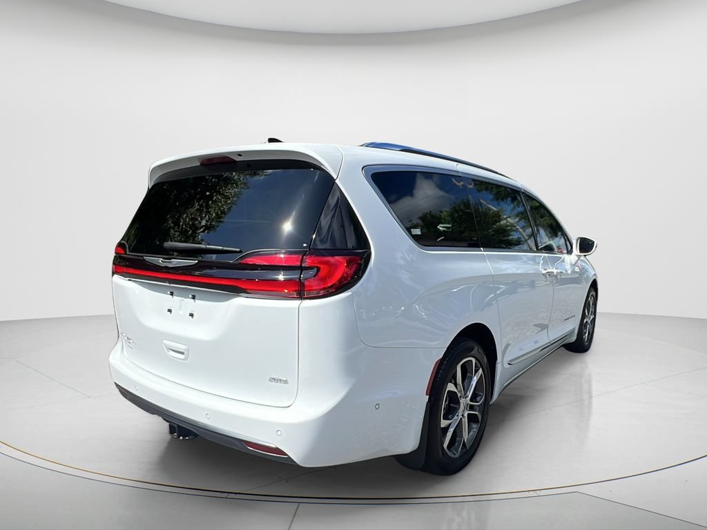 Used 2024 Chrysler Pacifica Pinnacle w/ Trailer Tow Group AWD/4WD image 5