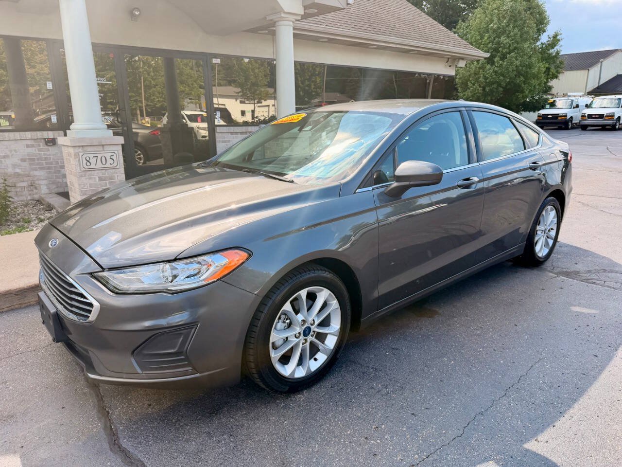 Used 2019 Ford Fusion SE FWD image 1