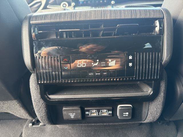 Used 2024 Jeep Wagoneer Series II w/ Flexible Seating Group image 18