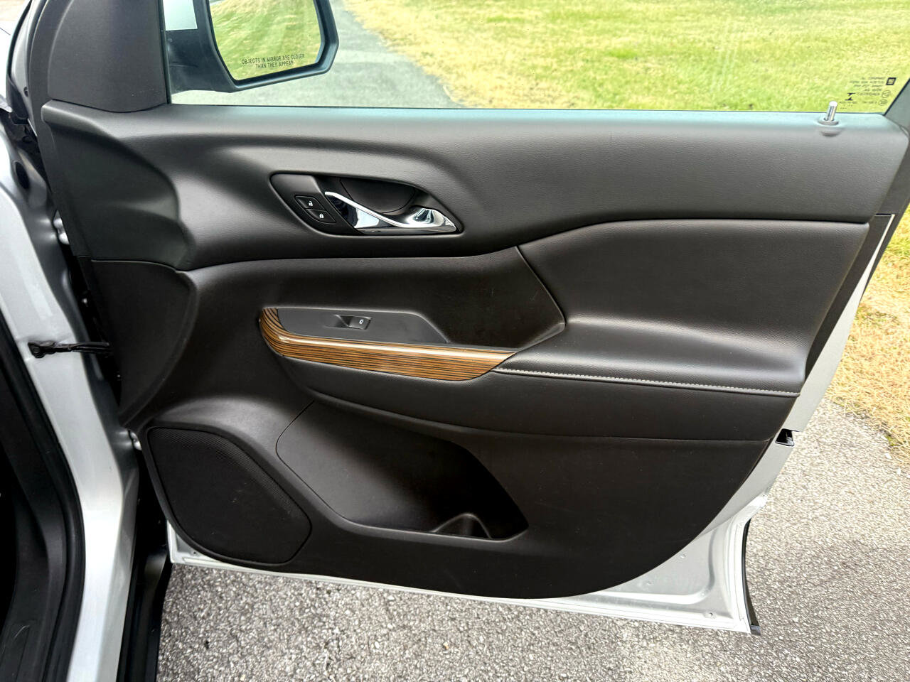 Used 2018 GMC Acadia SLE image 25