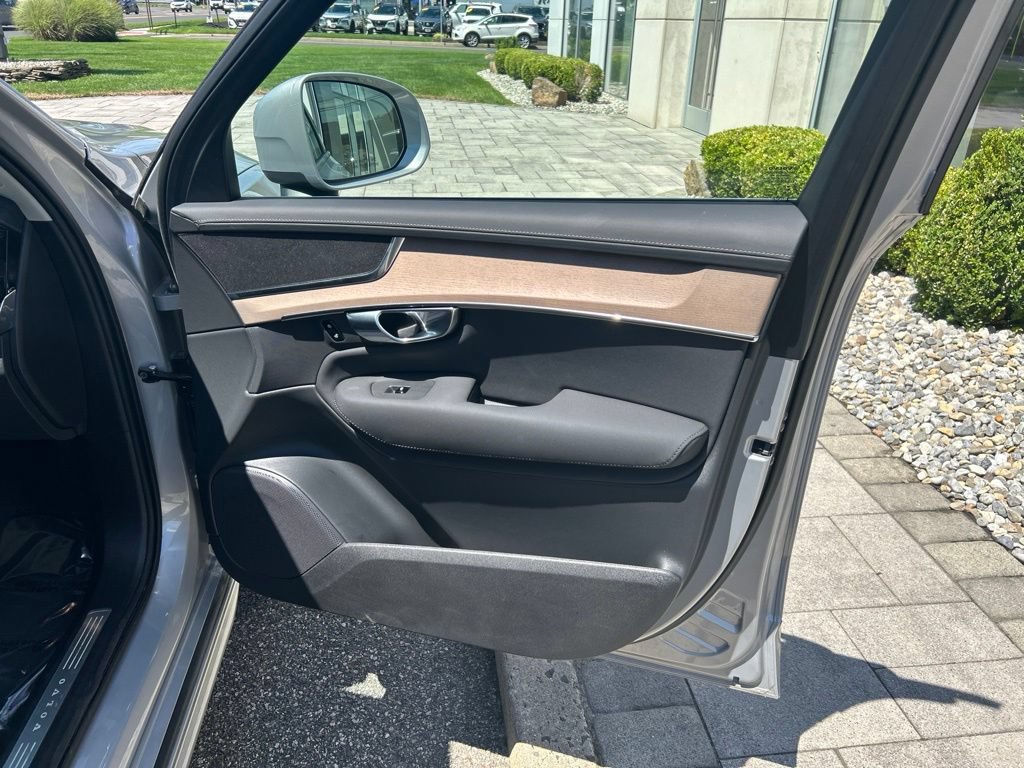 Used 2025 Volvo XC90 B6 Plus AWD/4WD image 16