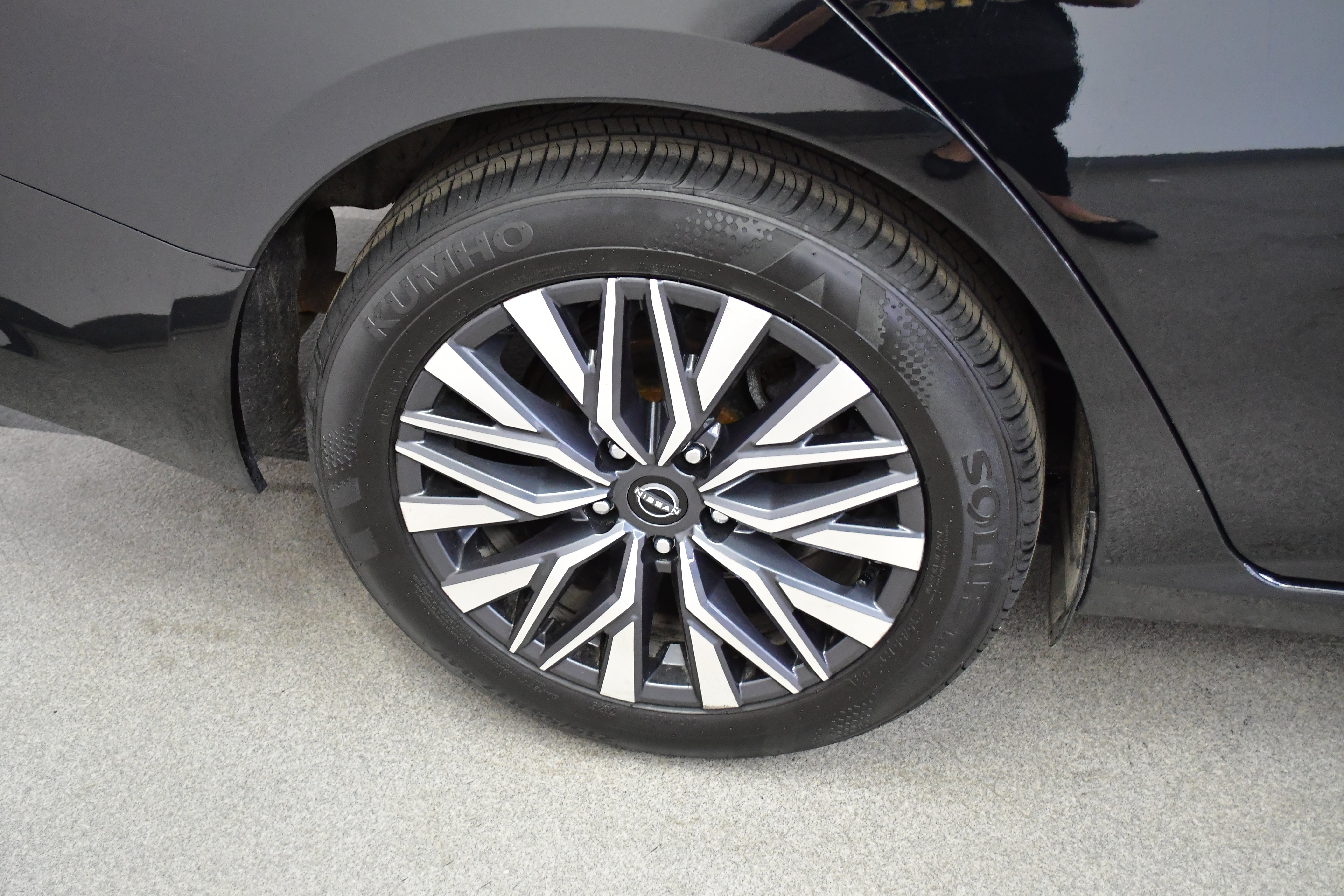 Used 2025 Nissan Altima 2.5 SV FWD image 37
